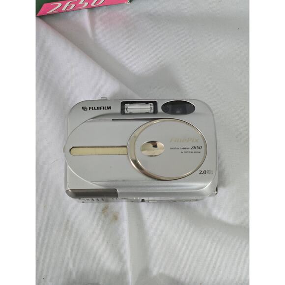 Fujifilm FinePix 2650 Digital Camera 2.0MP Silver 64 MB Card Original Box Works! - Picture 5 of 11